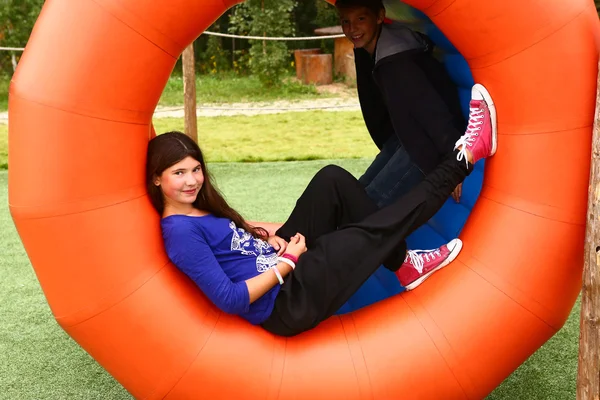 Kinder im Sommer Sport Aktivität Freizeitpark — Stockfoto