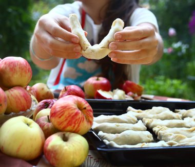  kız yemek Bahçe kendi elma ile elma kruvasan 