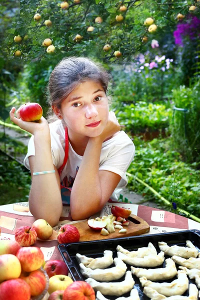 Dívka cook apple croissanty s vlastní jablka ze zahrady — Stock fotografie