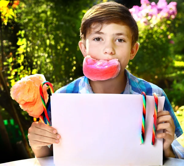 Garçon avec barbe à papa et feuille de papier — Photo