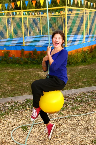 Adolescente chica en cable ferrocarril en deporte actividad parque de atracciones —  Fotos de Stock