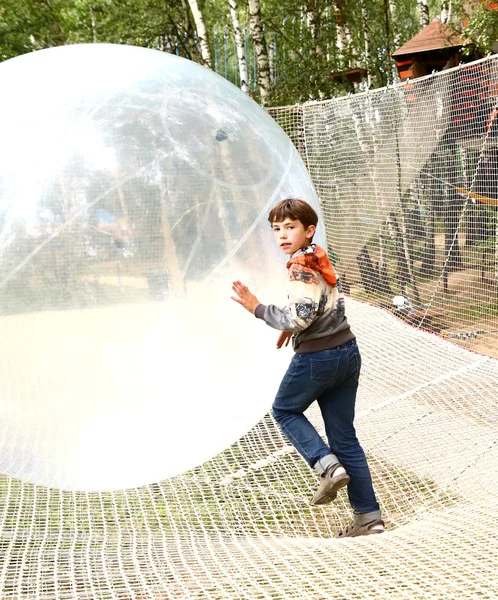 P ragazzo giocare enorme palla in outdoor sport all'aperto parco — Foto Stock