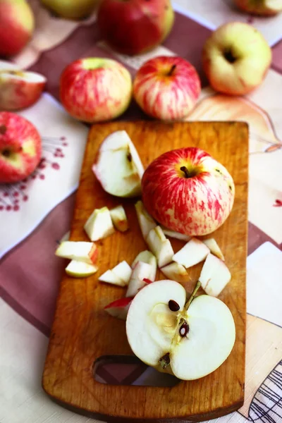 新鲜的秋天苹果在桌子上切割 — 图库照片