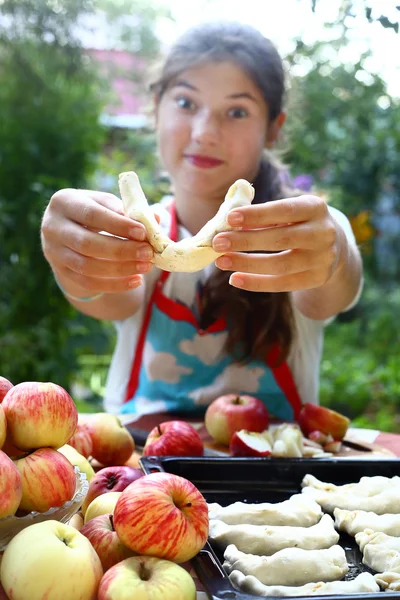 Dziewczyna gotować jabłko rogaliki z własnym jabłka z ogrodu — Zdjęcie stockowe