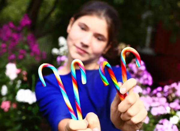 Adolescent fille avec arc-en-ciel bonbons bâtons fermer portrait — Photo