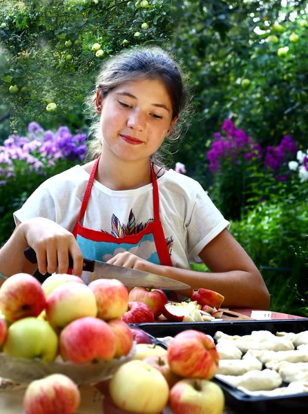 Dívka cook apple croissanty s vlastní jablka ze zahrady — Stock fotografie