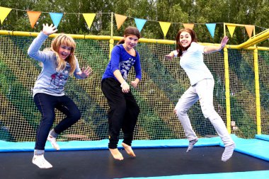  Kızlar spor aktiviteleri için park trambolin üzerinde  