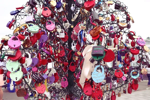 Cerraduras de boda con nombres y fechas en el árbol — Foto de Stock