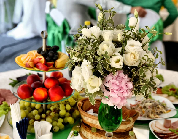 Mesa decorada de casamento com flores e frutas — Fotografia de Stock