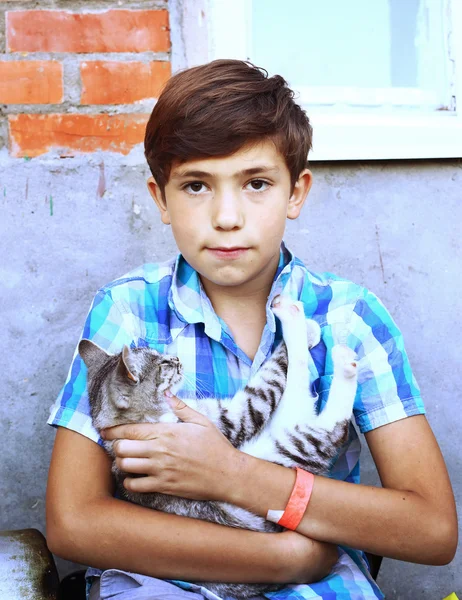 Preteen land knappe jongen met kitten dicht omhoog portret — Stockfoto