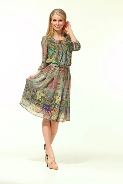 Hermosa mujer Busyness Modelo de moda en vestido floral — Foto de Stock