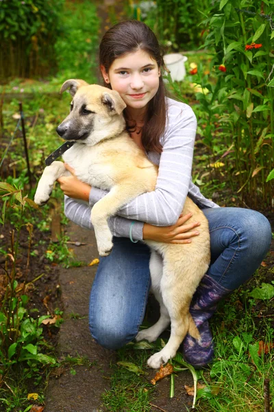 Красивая девочка-подросток с пастушьей собакой — стоковое фото