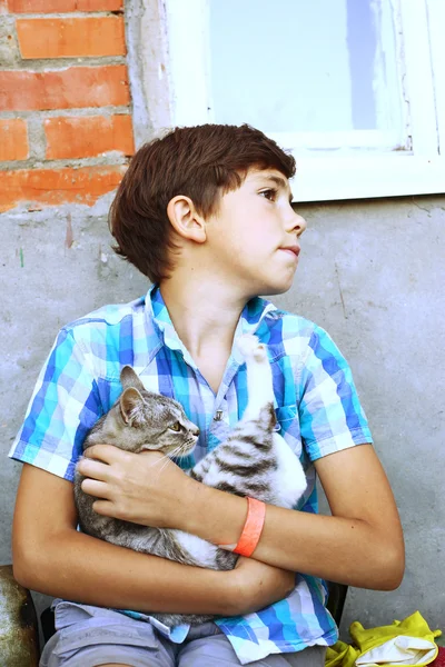 Preteen bonito country menino com gatinho close up retrato — Fotografia de Stock