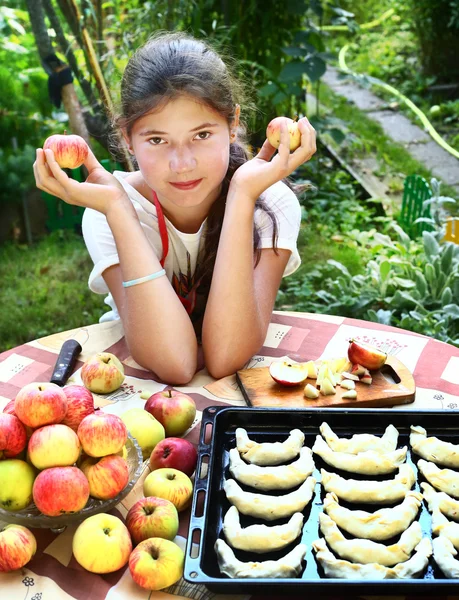 Dziewczyna gotować jabłko rogaliki z własnym jabłka z ogrodu — Zdjęcie stockowe