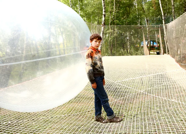 Хлопчик грає в м'яч на відкритому повітрі парк під відкритим небом — стокове фото