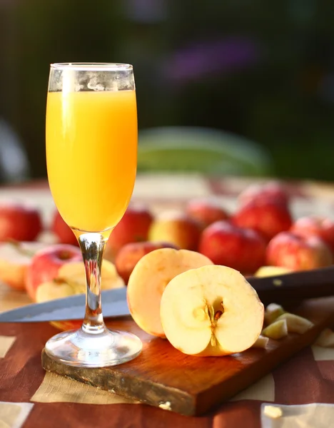 Frisch geschnittene Äpfel bereiten für die Mosterei zu — Stockfoto