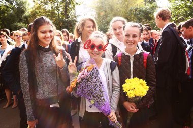 Kızlar ilk okul günlerinden Eylül Moskova kutlamak.