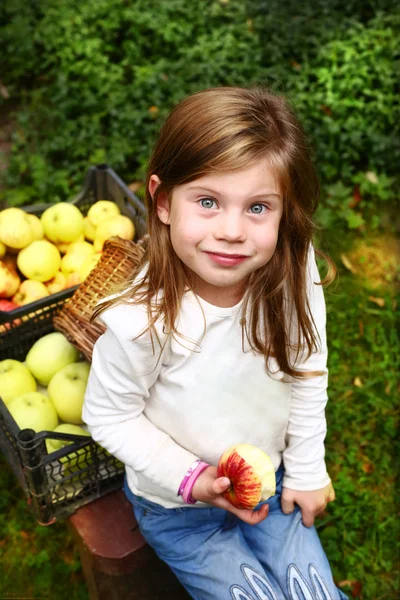 Dívka s jablky na zeleném pozadí zahradní — Stock fotografie