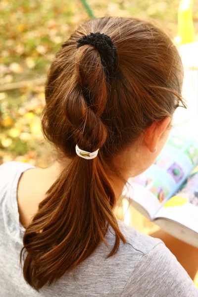 Cabeça de meninas adolescentes com placa grossa marrom visão traseira — Fotografia de Stock