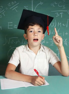 blackboard zemin üzerine mezuniyet şapkalı çocuk portre kadar kapatın