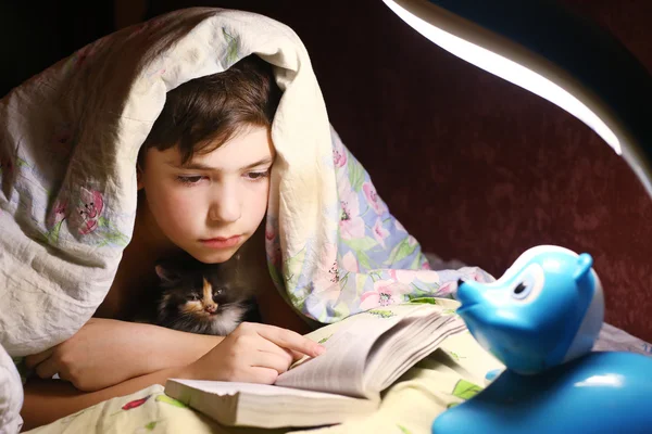 Çocuk reed uyku küçük kedi yavrusu ile önce kitap