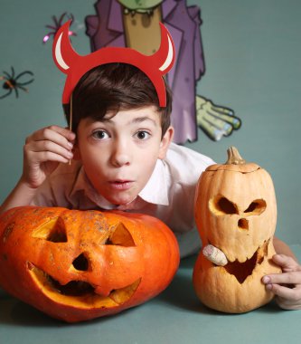 kabaklar ve kırmızı çocuk boynuz Cadılar Bayramı kutlamak