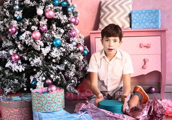 Noel ağacı ve hediyeler yakışıklı çocuk — Stok fotoğraf