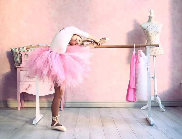 Chica prepararse para la danza clásica lección — Foto de Stock