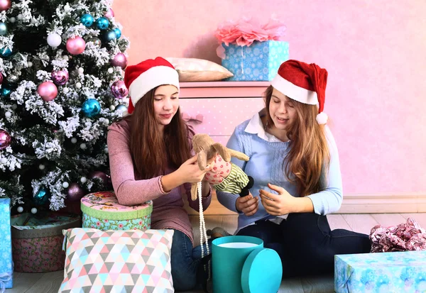 Noel ağacı ve hediyeler ile genç kız — Stok fotoğraf