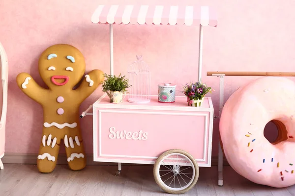 Confectionery decorated pink room — Stock Photo, Image