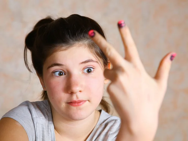 Chica hacer manicura y uñas pulidas en seco — Foto de Stock