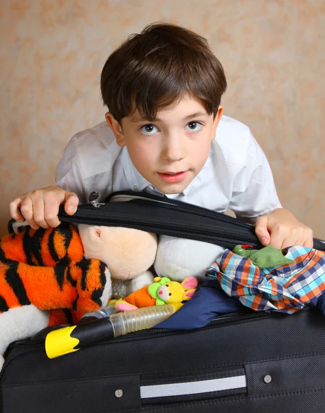 Anak laki-laki dengan kasus dan mainan pakaian pergi ke laut liburan — Stok Foto