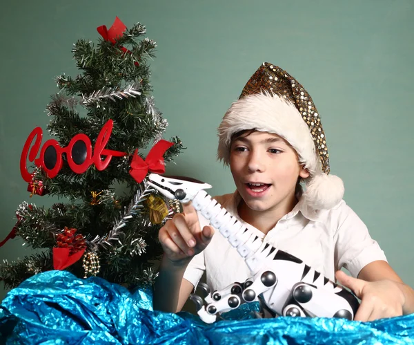 Noel ağacı ve mevcut gülümseyen bir çocuk — Stok fotoğraf