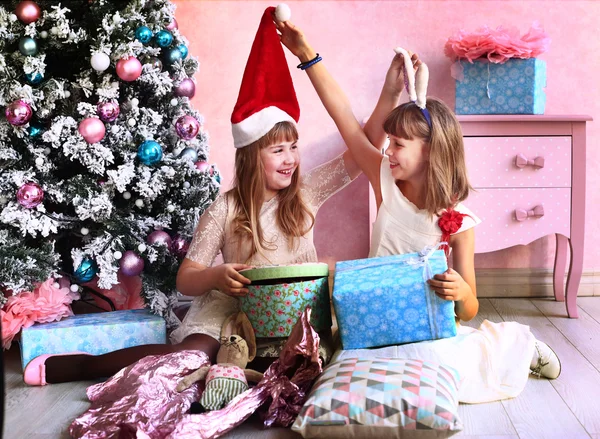Noel ağacı ve hediyeler ile genç kız — Stok fotoğraf