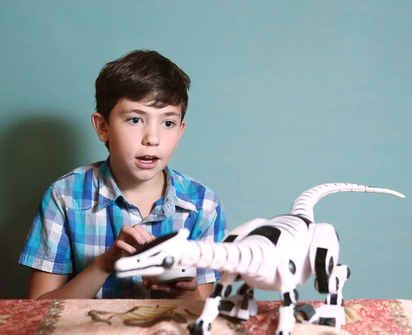 Menino jogar brinquedo com controle remoto dragão — Fotografia de Stock