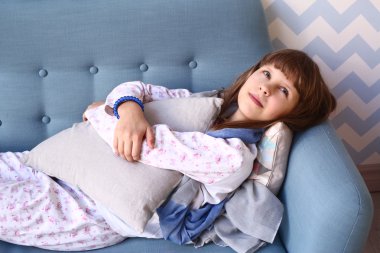 genç kız pijama içinde kanepede yatıyordu