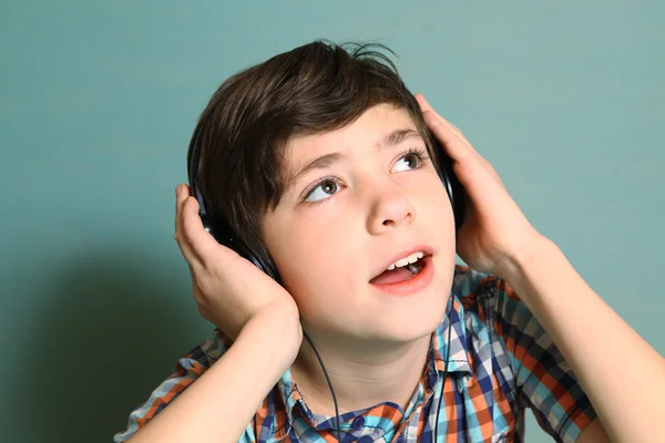 Menino com fones de ouvido ouvir música popular — Fotografia de Stock