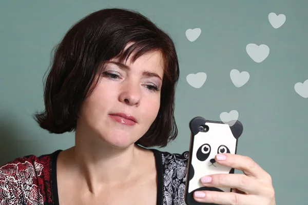 Жінка спілкується бойфренд мобільний сервіс знайомств — стокове фото