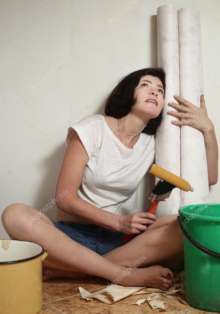 ремонт руками женщины. ремонт руками женщины. ремонт квартиры женскими руками. девушка делает ремонт. женщина ремонтник.