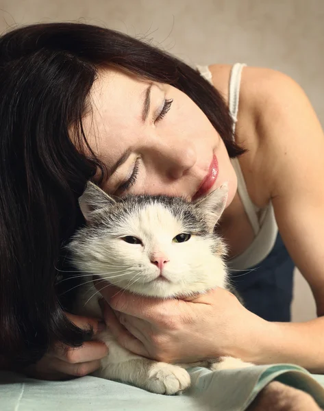 Mujer abrazo siberiano gato para la relajación — Foto de Stock