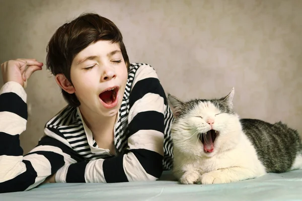 Menino em blusa listrada e gato siberiano — Fotografia de Stock