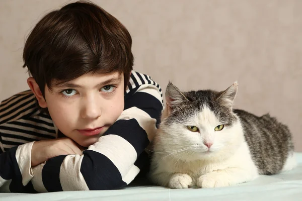 Jongen met Siberische tom kat close-up portret — Stockfoto