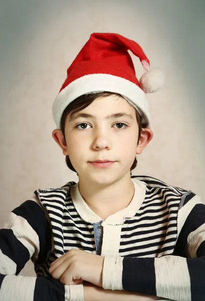 Noel Baba şapkalı bir varoluş çocuk portresi kapatın — Stok fotoğraf