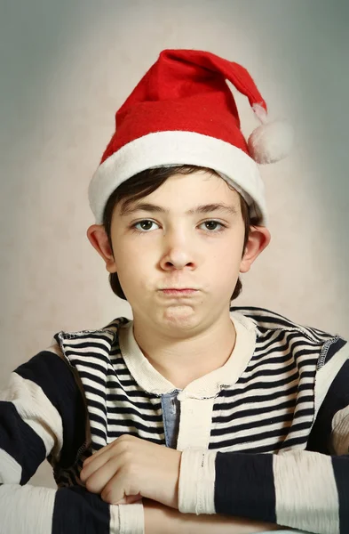 Primer plano retrato de un niño preadolescente en sombrero de santa — Foto de Stock