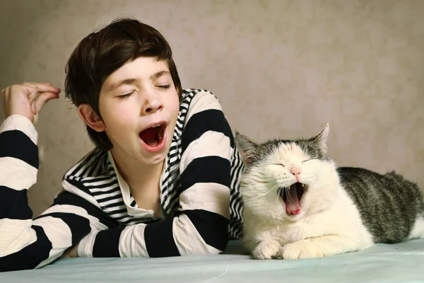 Boy in striped blouse and siberian cat — Stock Photo, Image