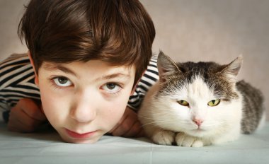  Sibirya tom cat çocukla kapatmak dikey