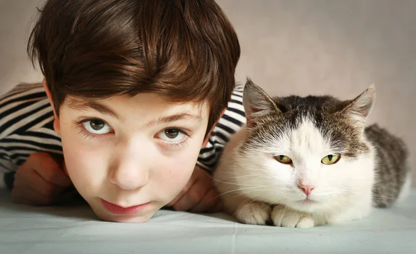 Menino com siberiano tom gato close up retrato — Fotografia de Stock