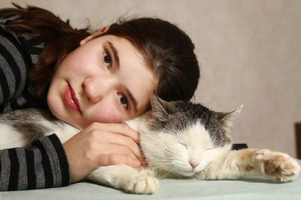 Adolescente linda menina abraço gato — Fotografia de Stock