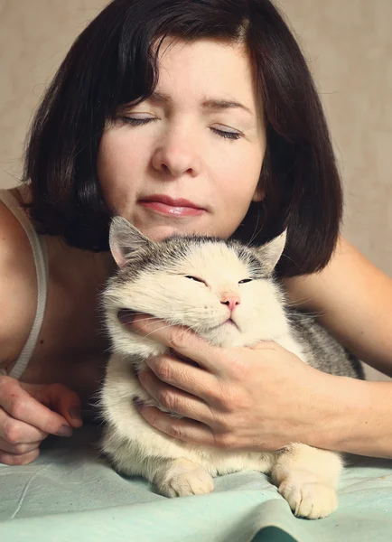 Mulher abraço siberiano gato para relaxamento — Fotografia de Stock