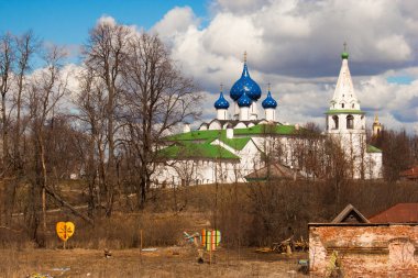bahar peyzaj chirches ve ağaçları ile